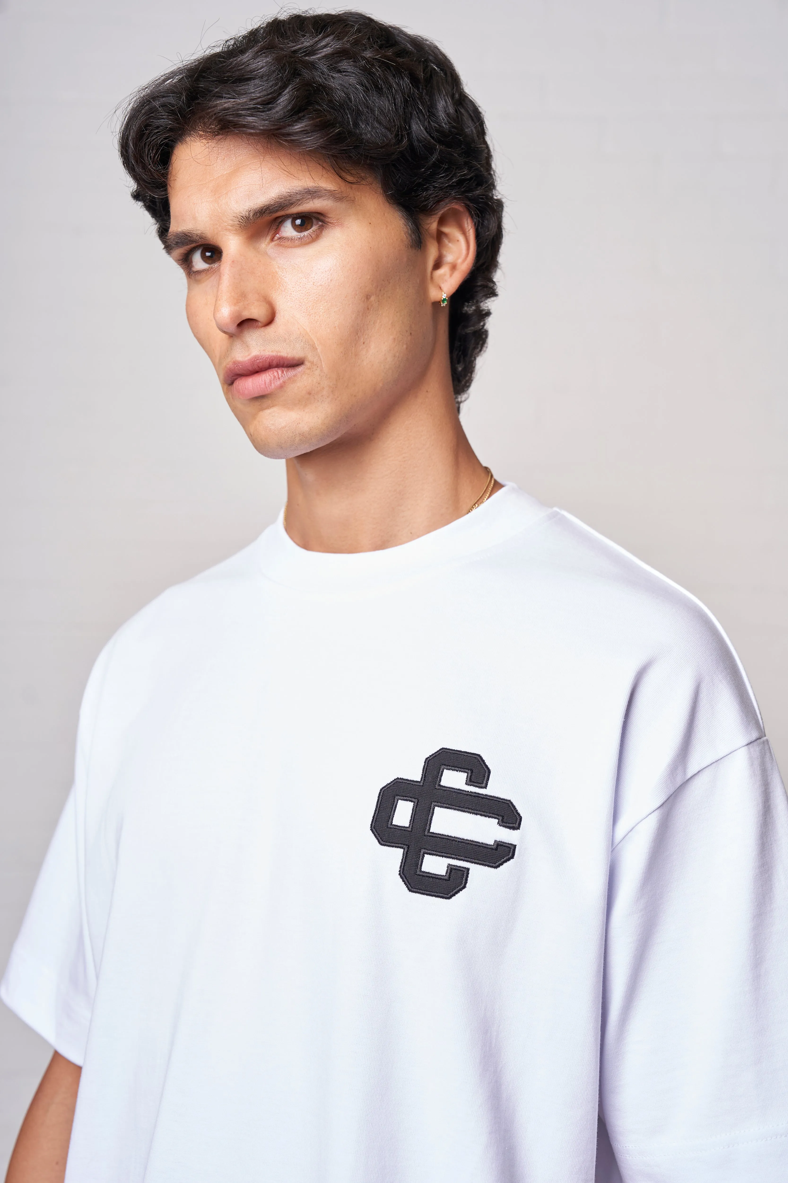 APPLIQUE EMBLEM T-SHIRT - WHITE