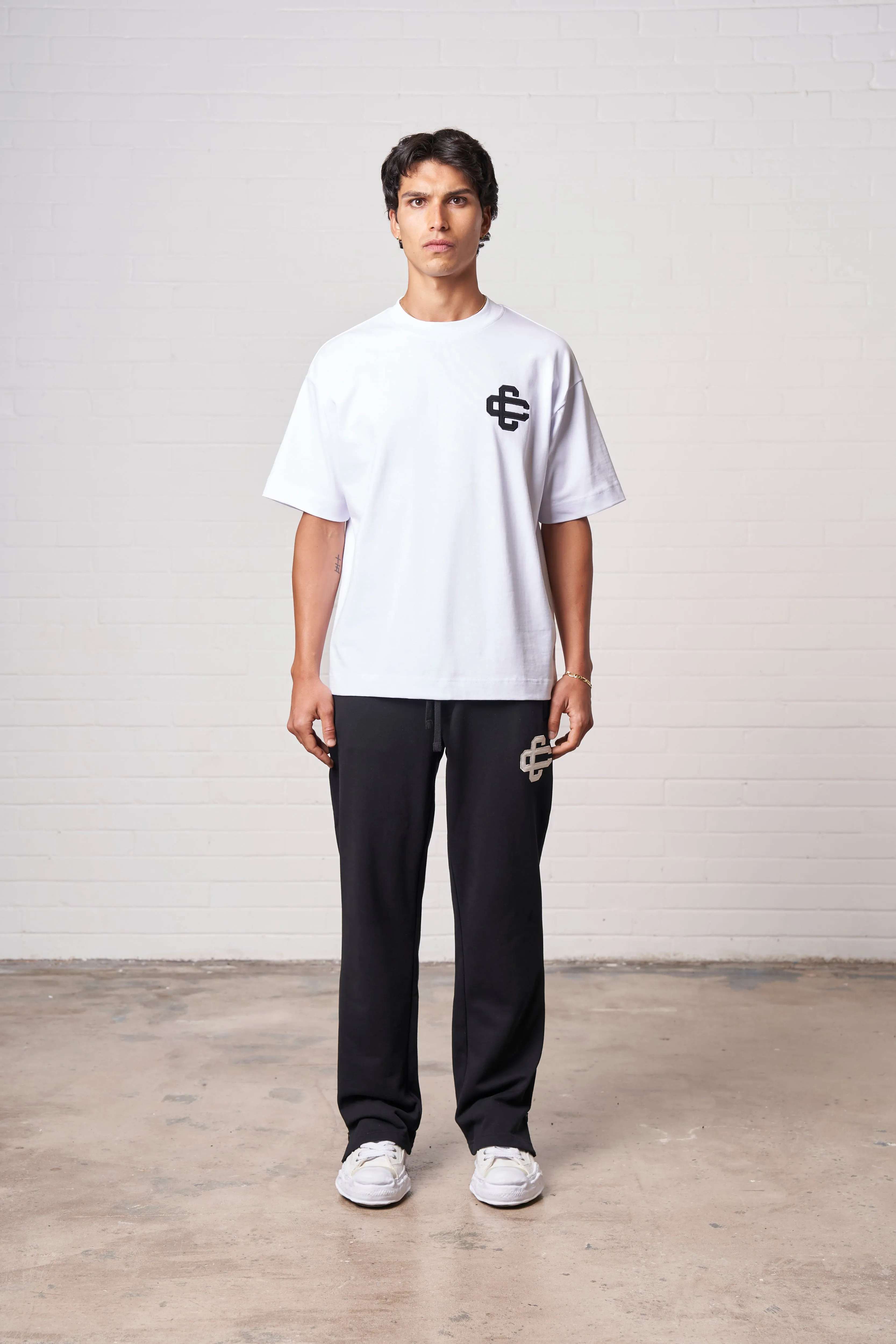 APPLIQUE EMBLEM T-SHIRT - WHITE
