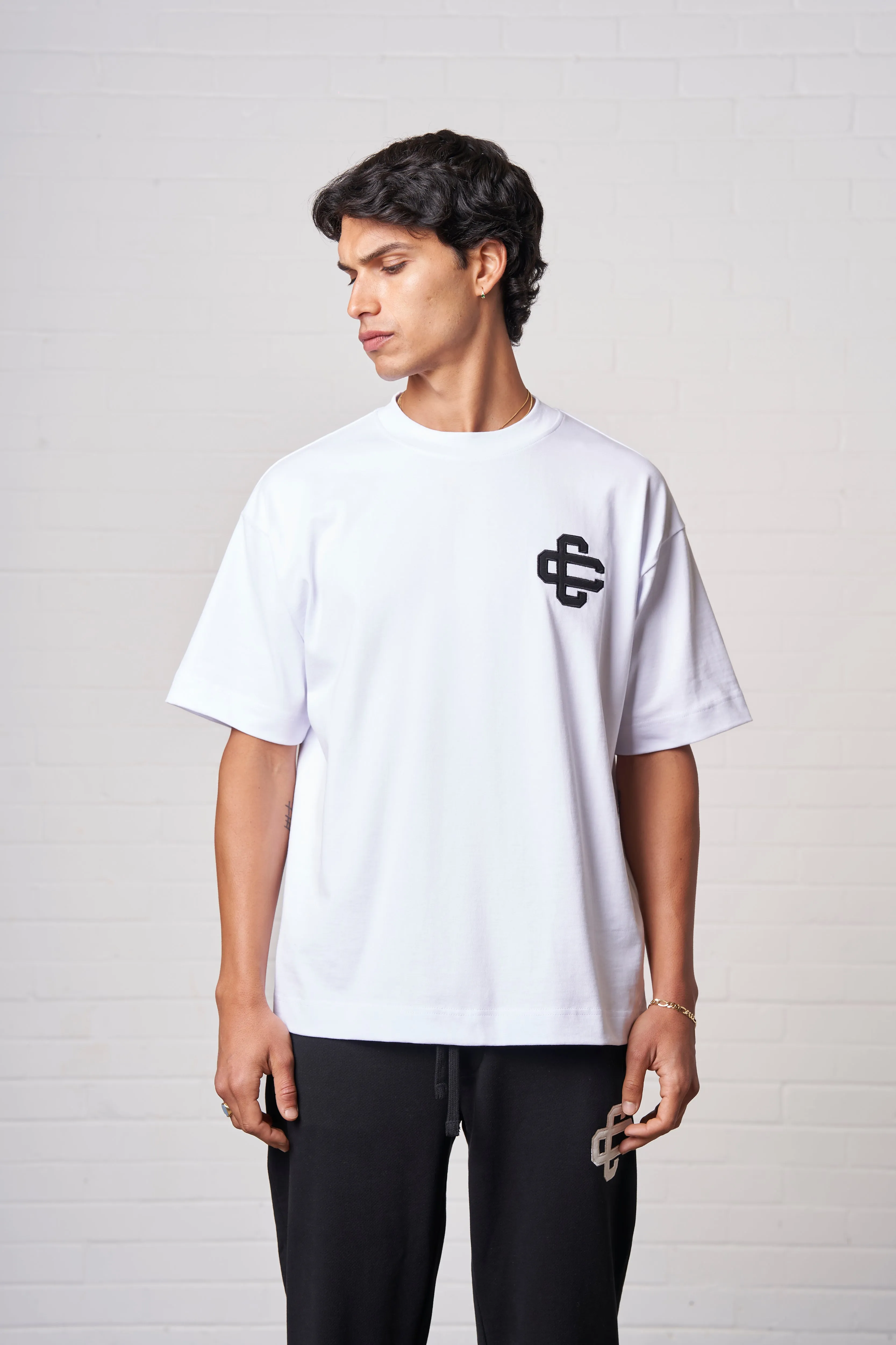 APPLIQUE EMBLEM T-SHIRT - WHITE