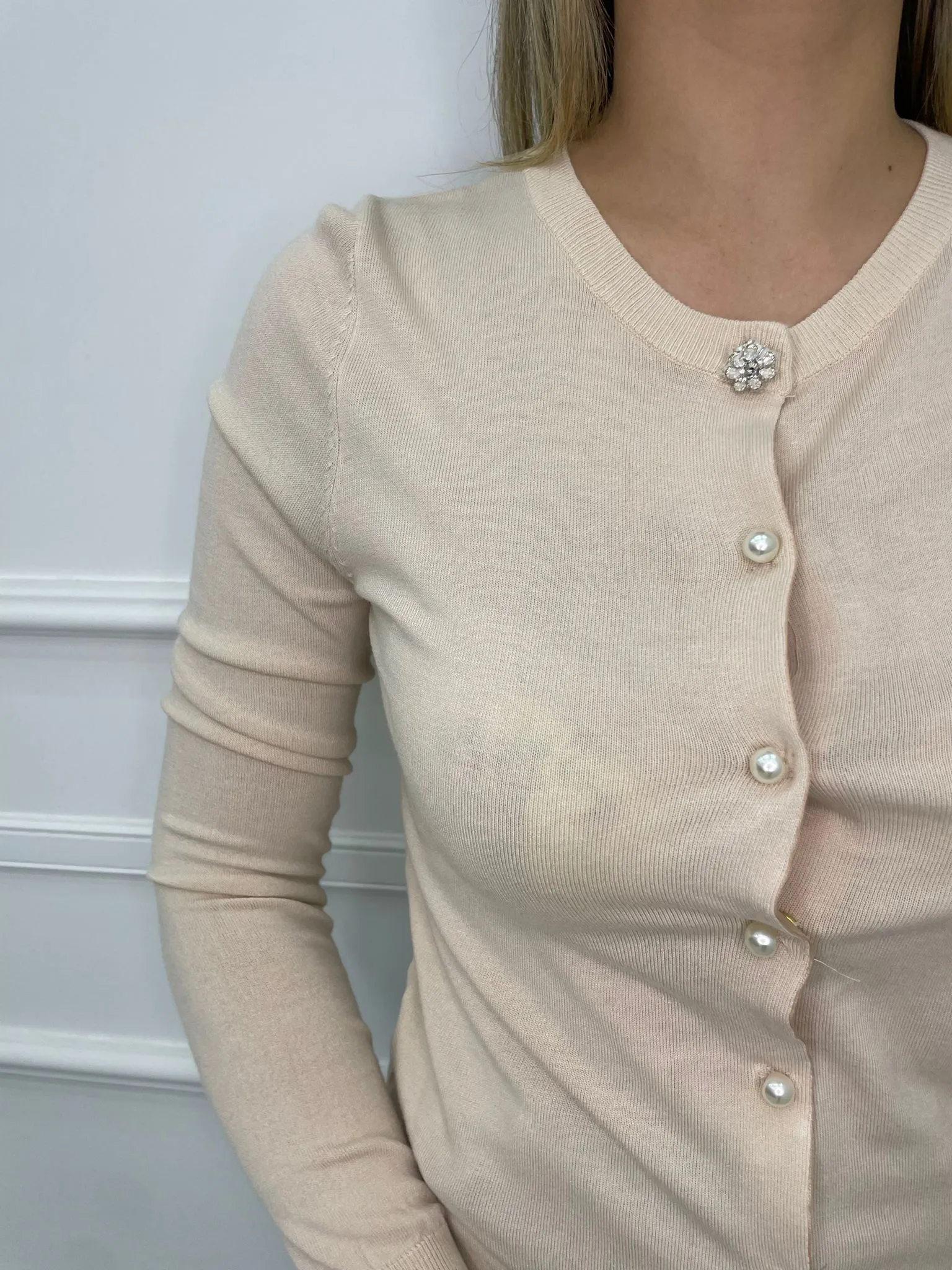 Cardigan in filo tinta unita con bottoni perla
