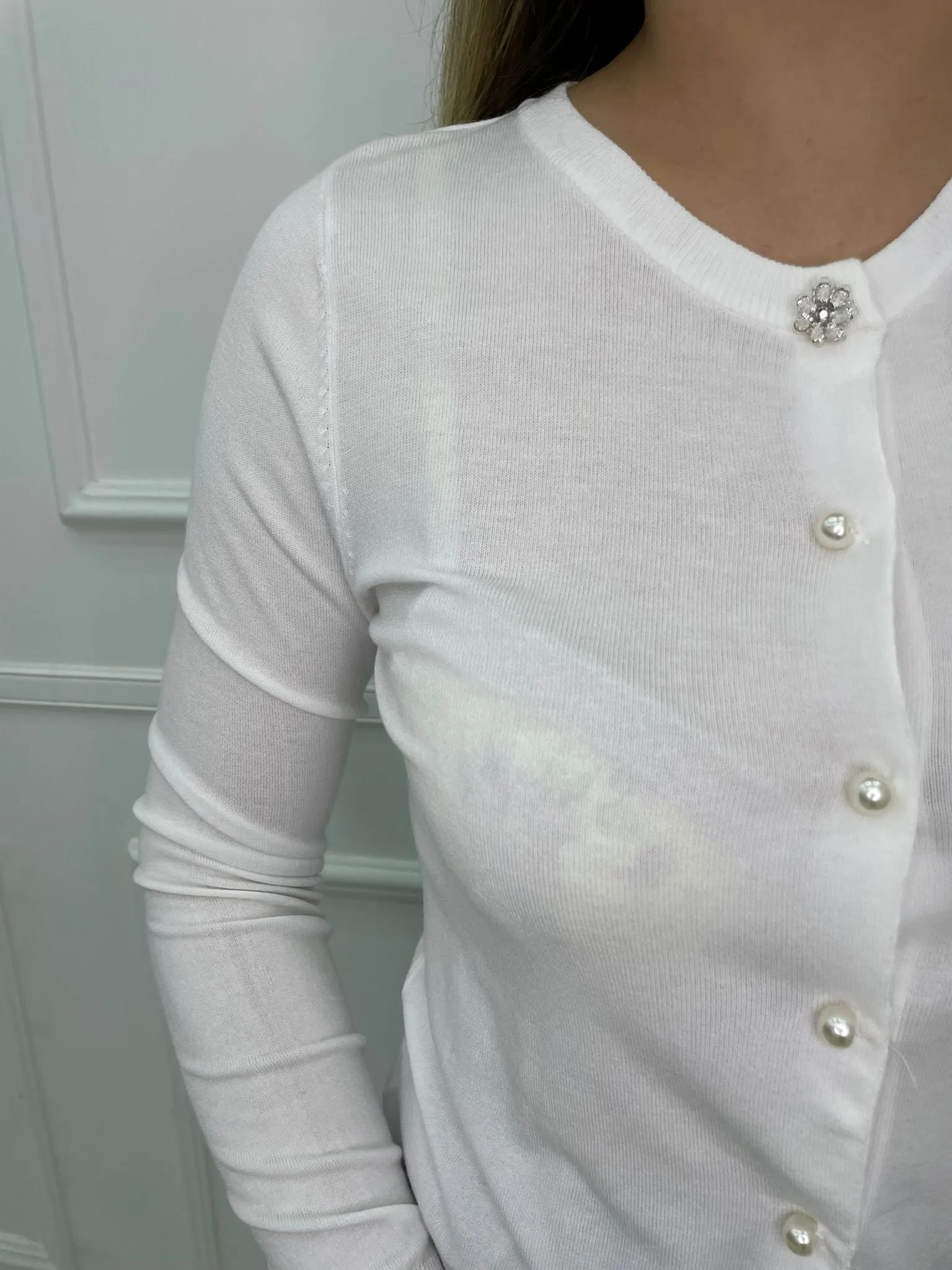 Cardigan in filo tinta unita con bottoni perla