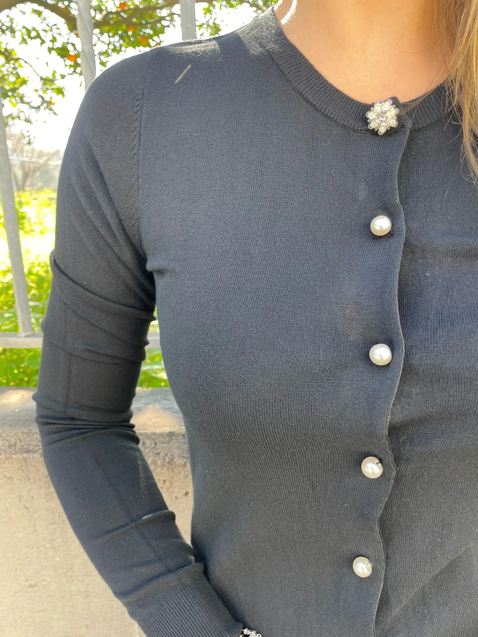 Cardigan in filo tinta unita con bottoni perla