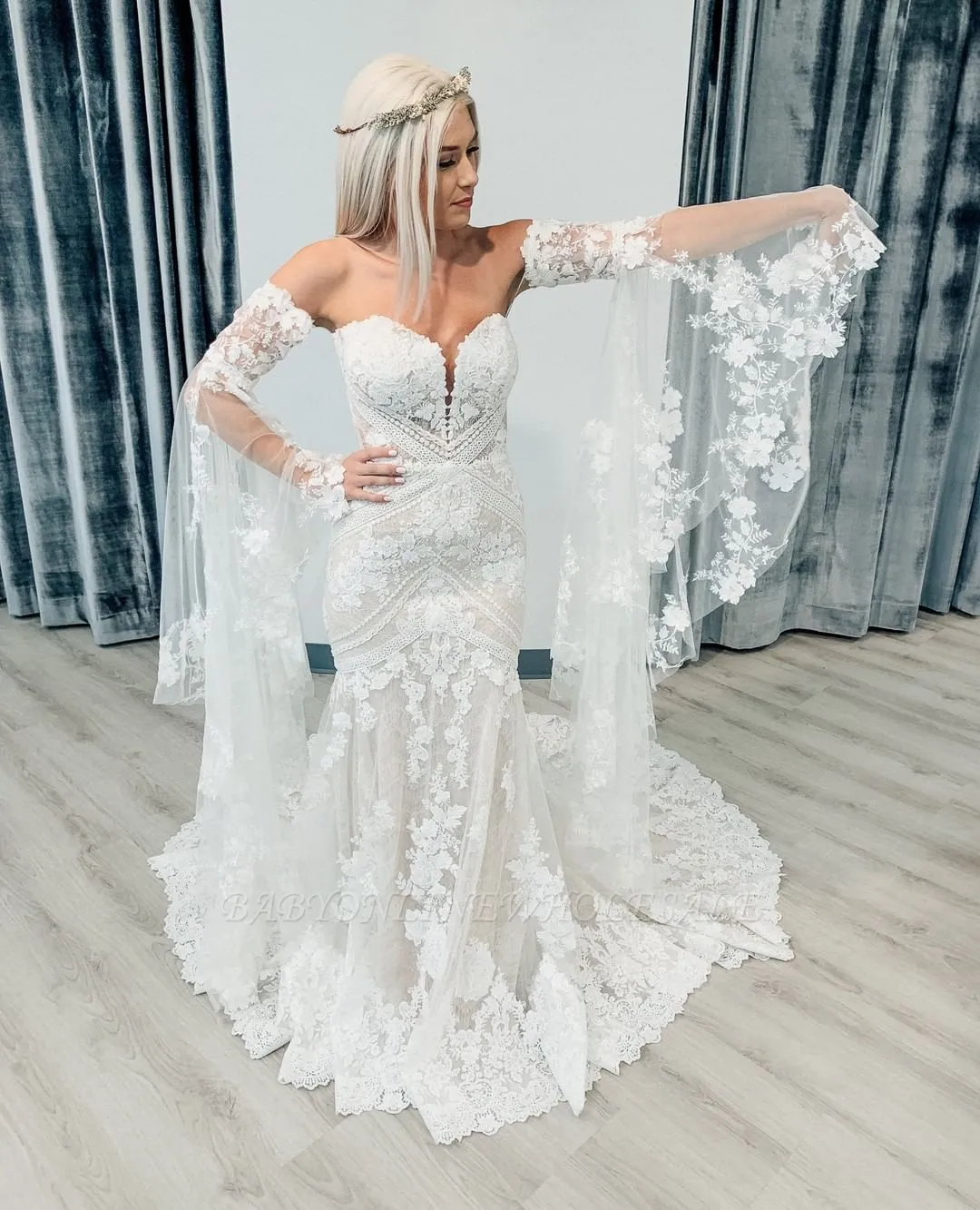 Elegant Sweetheart White Lace Wedding Dresses with Church Train VK0905001